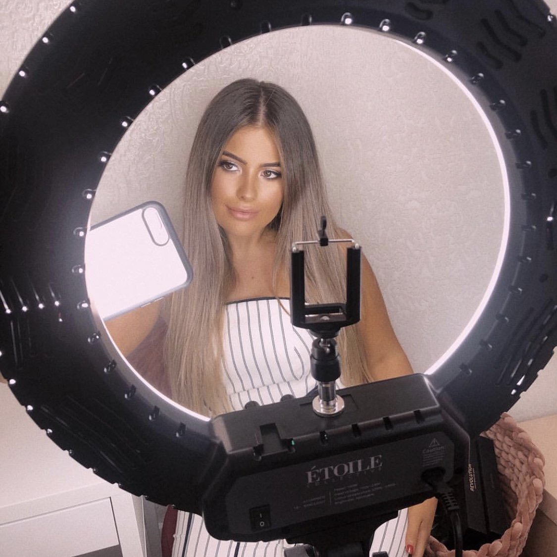 Etoile Collective IlluminateMe 18" Luxe LED Best Ring Light in Australia. Professional lighted selfie ring light to create perfect images.